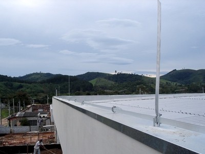Sistema de proteção contra descargas atmosféricas
